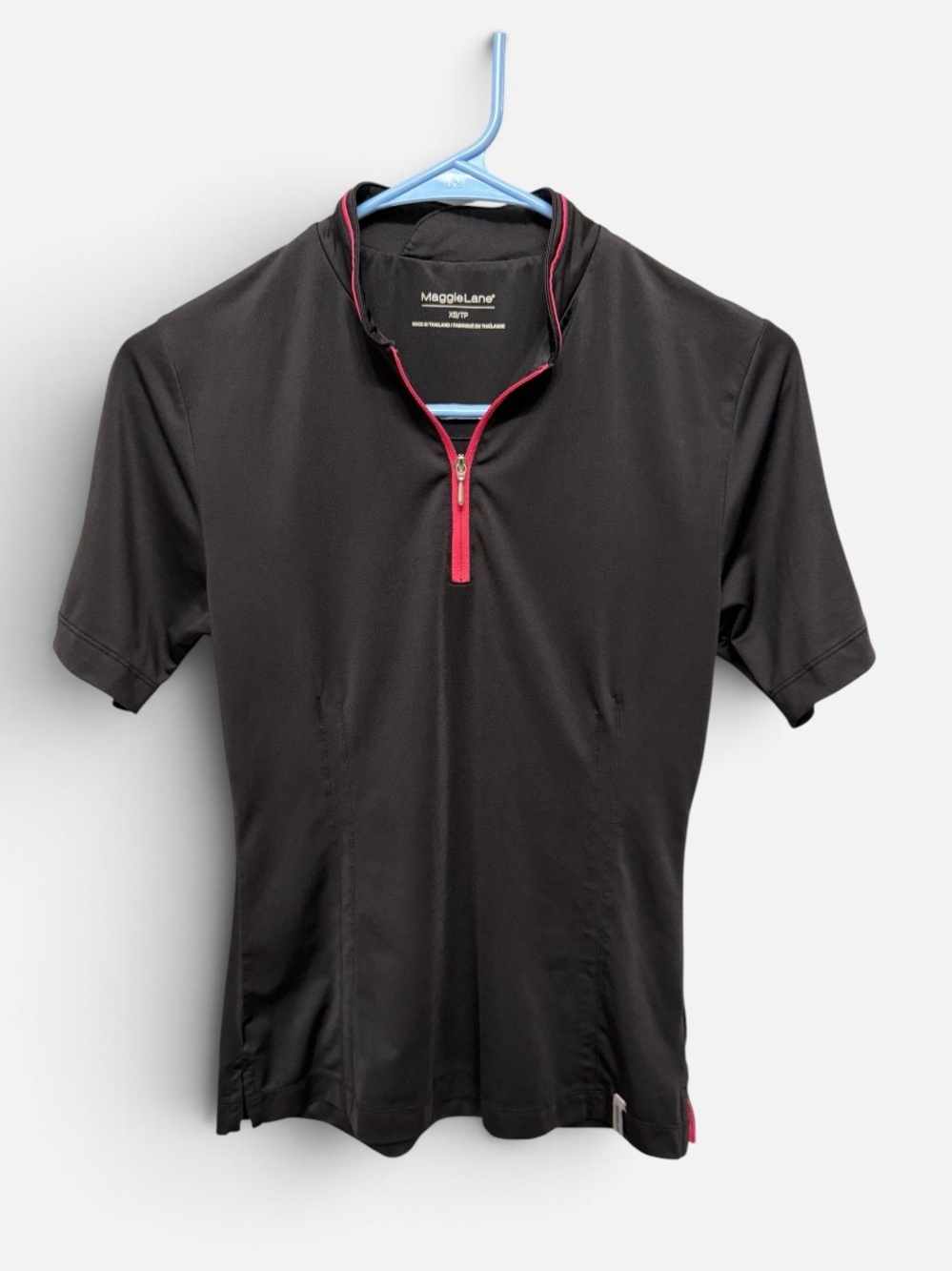 Maggie Lane Black Athletic Golf Top with Tulip Collar Size XS Like New